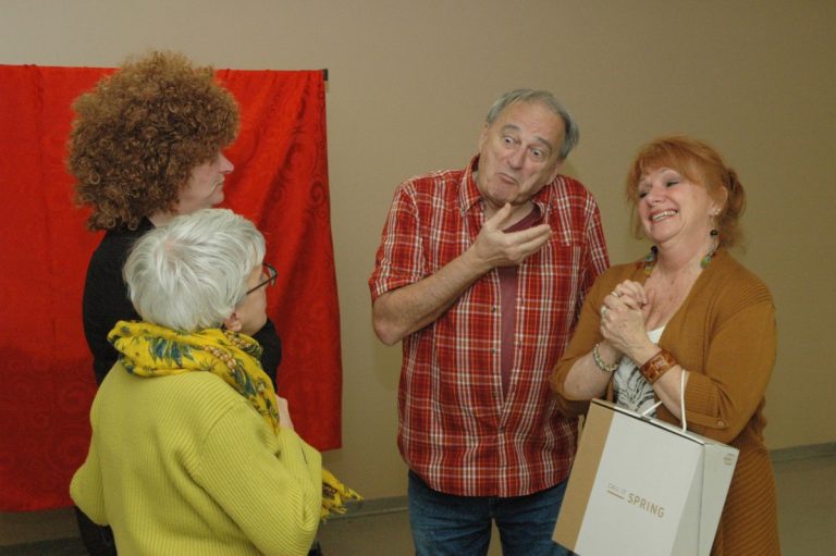 La troupe Les 1001 Scènes danse le mambo à l’italienne Le metteur en scène a demandé à ses comédiens de créer des liens entre eux pour bien sentir l'esprit de famille à l'italienne.(Photos gracieuseté – François G. Cellier)