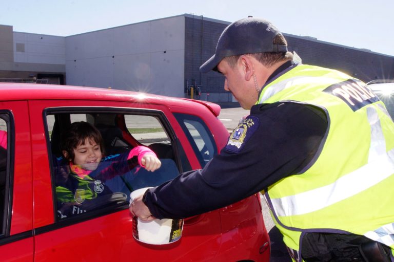 Aidés de collègues bénévoles, les participants au Tour cycliste des policiers de Laval ont continué leur récolte de dons pour le téléthon d'Opération Enfant Soleil. (Photo TC Media - Mario Beauregard)