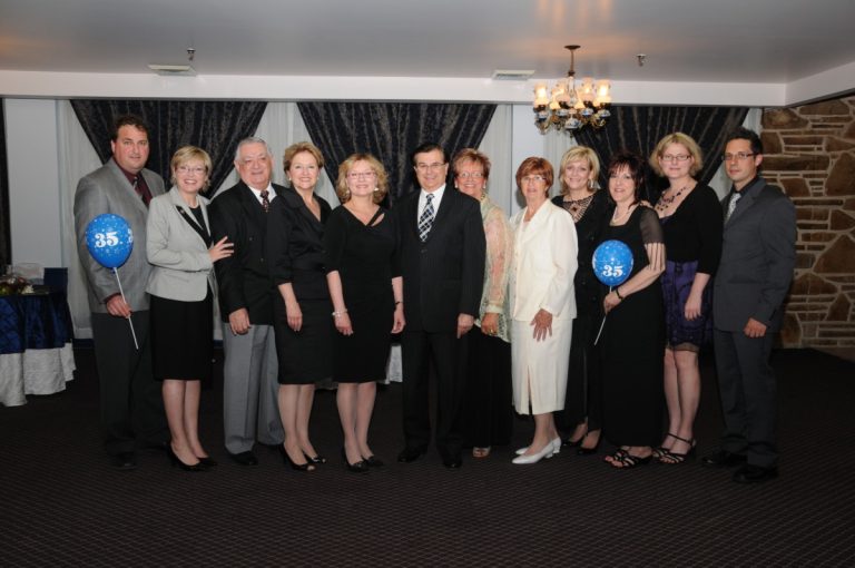 Christian Simard, Francine Charbonneau, Yvon Hamel, Jocelyne Guertin représentante du maire de Laval, Marguerite Blais, ministre responsable des Aînés, Robert Carrier, Nicole Jolin, Denise Collard, Corrine Favier, Nycole Gauthier, ex-directrice de l'APARL, Mélanie Léonard et Michel Gougeon. (Photo: Charles Grégoire)
