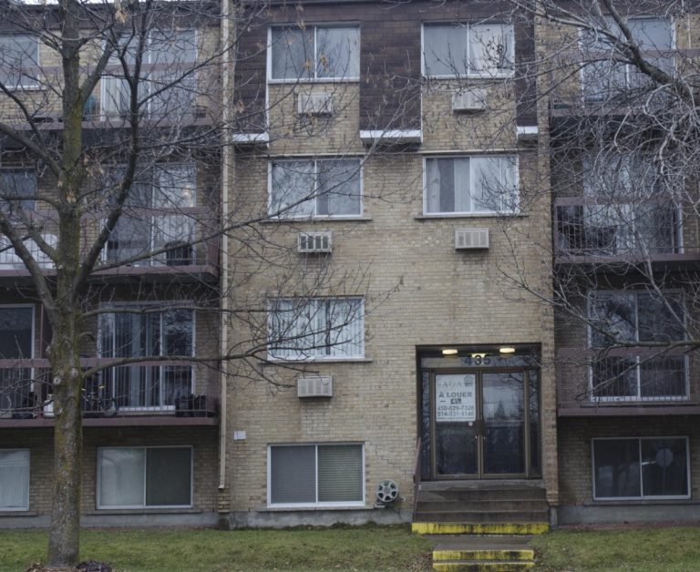 Vidéotron ou Bell, un libre choix ? Les locataires des immeubles situés aux 435 et 455, rue Jean-Rottot ont appris que leur câble de Vidéotron serait coupé au 1er janvier 2012 pour faire place au concurrent Bell. (Photo: Alarie Photos)