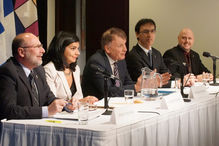 Fêtes du 50e: une seconde chance pour les «oubliés» Dans l'ordre habituel, on reconnaît les conseillers d'Action Laval Michel Trottier (Fabreville) et Aglaïa Revelakis (Chomedey), le chef de l'opposition officielle Jean-Claude Gobé et les élus indépendants Pierre Anthian (Laval-des-Rapides) et Alain Lecompte (L’Orée-des-Bois). Absent sur la photo, le conseiller indépendant Jacques St-Jean (Saint-François).