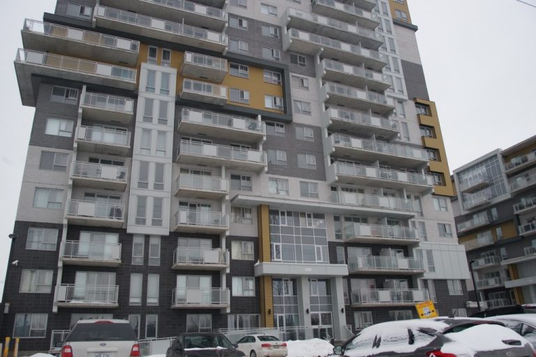 Perquisition sur Robert-Élie pour du cannabis Les enquêteurs poursuivent leurs recherches pour trouver la ou les personnes ayant contracté les baux de ces deux logements et s'il s'agit de sous-location ou non. (Photo: Mario Beauregard)