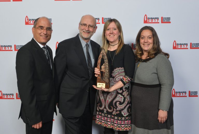 Un fabricant vole la vedette au Gala Dunamis Le copropriétaire et directeur technique de l'entreprise Équipement d'emballage MMC, Marcel Bélanger, et la responsable des RH, Nicole Tanguy, exhibent fièrement le trophée Dunamis, catégorie Ressources humaines – Prix Laurian Barré. Ils sont accompagnés de Claude Labelle (Courrier Laval) et Karine Labelle (cabinet de comptables Poupart Lussier Labelle).