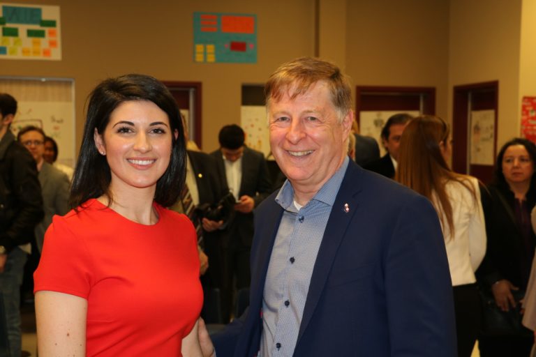 Deux nouvelles candidatures Candidate du Mouvement lavallois dans Laval-des-Rapides, Isabella Tassoni pose en présence de son chef et maire de Laval, Marc Demers.