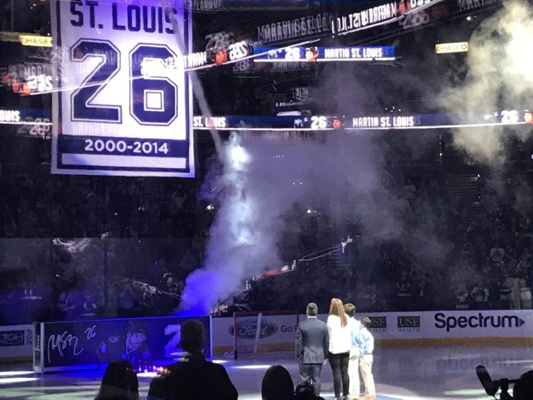 «Une cérémonie remplie d’émotions» – Christian Le Bouc Martin St-Louis, son épouse Heather et leurs fils, Ryan, Lucas et Mason, regardent son numéro 26 être hissé dans les hauteurs du domicile du Lightning de Tampa Bay.