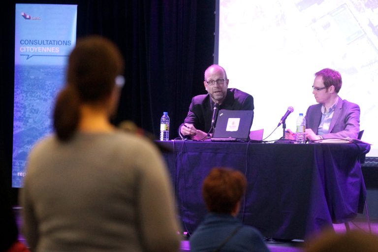 La problématique de stationnement pourrait susciter un référendum Philippe Guilbeault, chef de division Relations avec le milieu au Service de l'ingénierie de la Ville, et Mathieu Roy , représentant le Service de l'urbanisme, ont animé la soirée d'information au Collège Letendre, le 18 avril au soir.