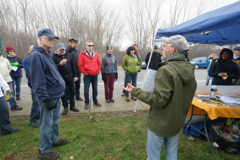 Les amis du Boisé du Souvenir persistent et signent Porte-parole des amis du Boisé du Souvenir, Daniel Desroches demande que soit complètement retiré du schéma d’aménagement révisé le projet de raccorder l'avenue Ampère et le boulevard Laval par-delà la voie du Canadien Pacifique.