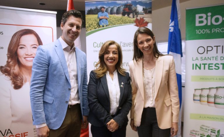 Le fédéral soutient une biotech lavalloise La députée fédérale de Vimy, Eva Nassif, entourée de François-Pierre Chevalier et de sa sœur Isablèle, tous deux coprésidents de Bio-K Plus International.