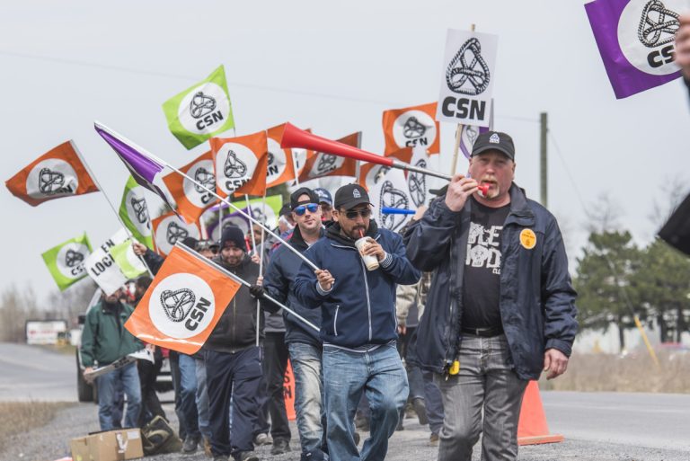 Multi-Marques contourne la loi anti-briseurs de grève, accuse la CSN Une centaine de lock-outés du centre de distribution Multi-Marques ont manifesté, le 25 avril, devant un entrepôt de Cornwall, là où Canada Bread aurait transféré la moitié de sa distribution de pains.