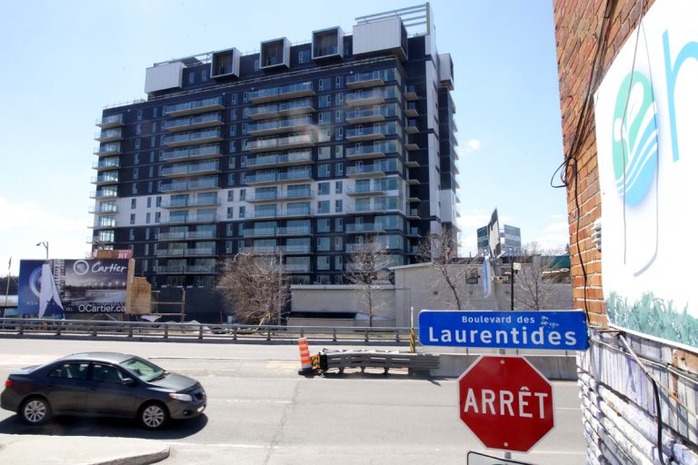 Laval s’apprête à récolter les fruits La station de métro Cartier a vu pousser sur la berge située tout juste au sud la tour d'habitation O'Cartier, qui s'élève sur 16 étages.
