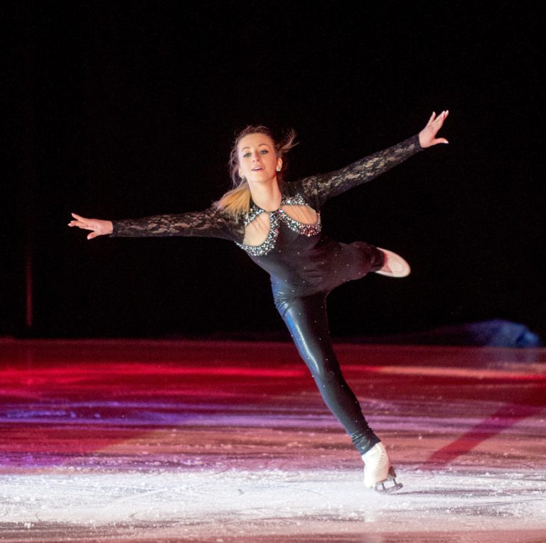 250 patineurs s’éclatent lors d’une Revue sur glace Médaillée d'or en interprétation, Maria-Sophia Quattrocchi a eu le privilège d'offrir le premier solo de la 51e Revue sur glace du CPA Les Lames d'Argent.