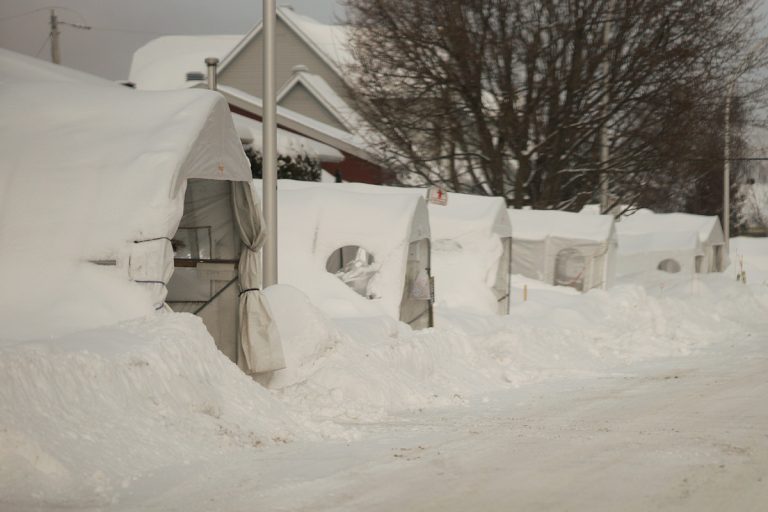 Risque d’empoisonnement au CO plus élevé en hiver Désormais, la Ville applique le règlement municipal qui exige un dégagement minimal de 24 pouces entre l’abri d’auto temporaire et le trottoir.