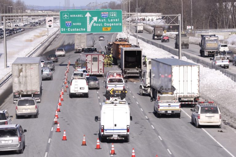 Deux camions se sont percutés sur l'autoroute 13 ce matin.