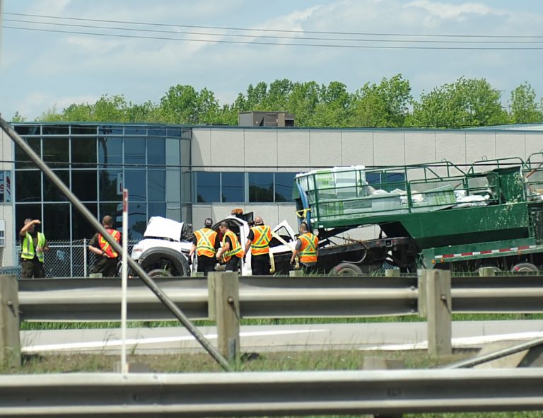 Trois personnes ont été blessées dans une collision survenue sur l'autoroute 440, en direction ouest.