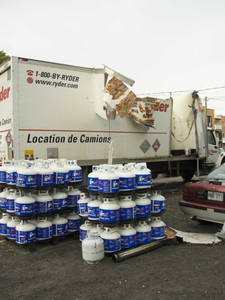 La remorque du poids lourd a été littéralement éventrée. (Photo: Alarie Photo)