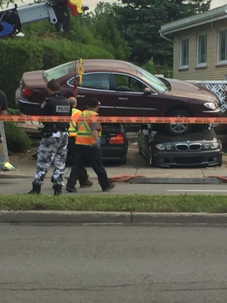 Accident fou boulevard de la Concorde Le conducteur de 83 ans a effectué un vol plané spectaculaire avant d'atterrir sur les toits de deux automobiles de luxe stationnées dans une cour privée. (Photos gracieuseté – Véronique Martel)