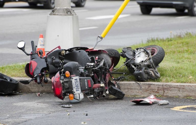Accident de moto à Chomedey La motocyclette est une perte totale. (Photo: Alarie Photo)