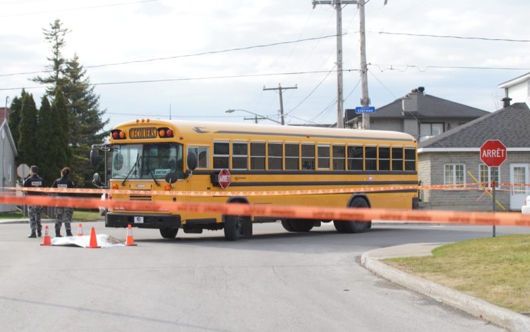 Piétonne happée par un autobus scolaire Des policiers se trouvent actuellement sur la scène d'un accident, à Chomedey, où une dame a été frappée par un autobus scolaire.