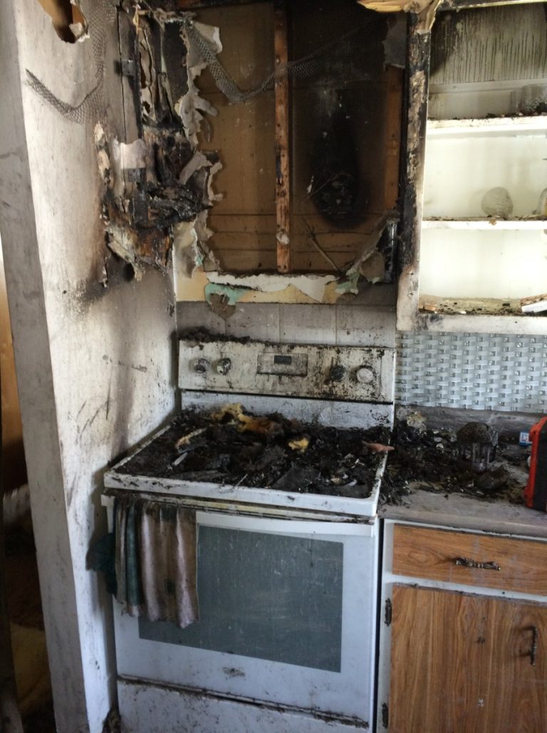 Un feu de 100 000 $ prend dans une cuisine Un autre incendie dont la cause proviendrait d'un chaudron oublié sur une cuisinière.