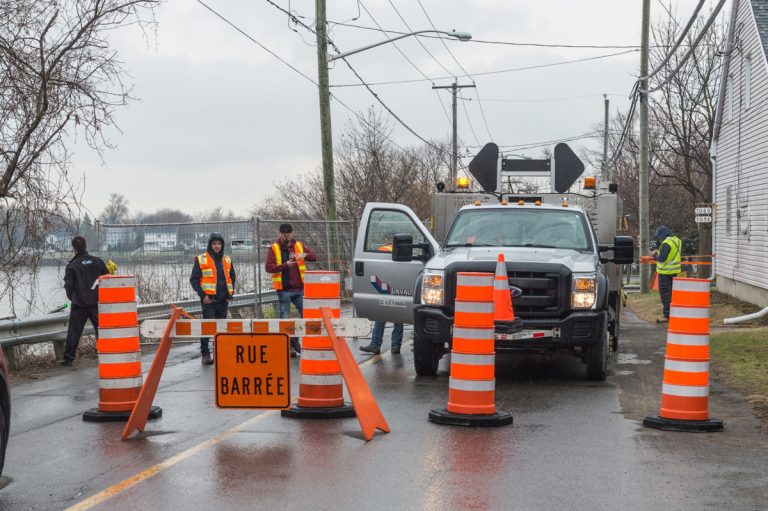 Un tronçon d'une centaine de mètres du boulevard des Mille-Îles à l'est du vieux pont de Terrebonne est complètement fermé à la circulation, et ce, pour une période indéterminée.