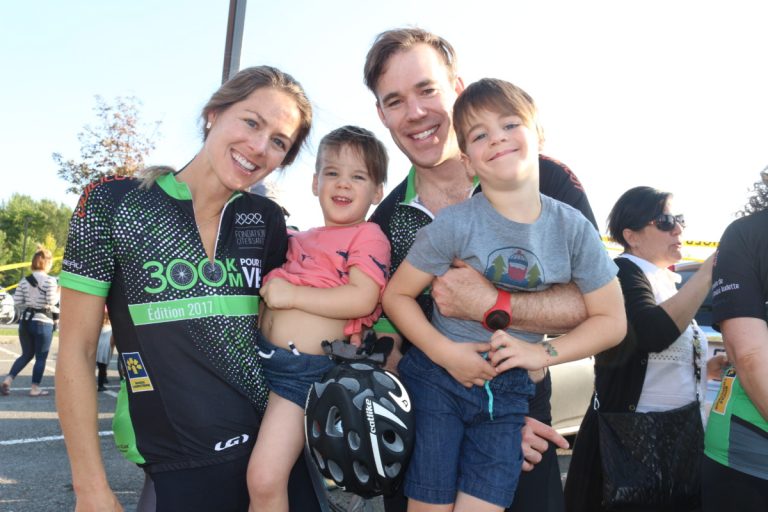 Pédaler pour faire un pied de nez au cancer Dr Miriame Allard Riopel a enfourché son vélo pour supporter son mari Pierre-Luc Laverdure, guéri du cancer depuis maintenant sept ans.