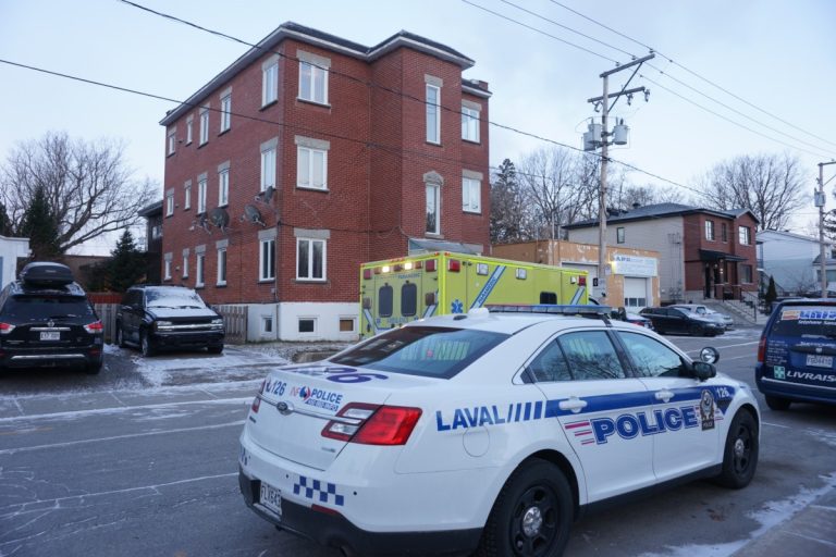 Arrêté armé après avoir tenu les policiers en haleine durant 10 heures Une chicane entre locataire et propriétaire serait à l'origine de cet événement.