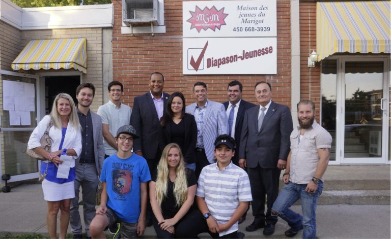 Dan Bigras en spectacle pour deux Maisons des Jeunes Debout au centre sur la photo, la porte-parole des Maisons des Jeunes du Marigot et de Laval-Ouest, Geneviève Morel.