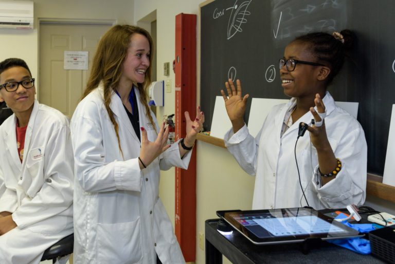 Jeunes et moins jeunes en apprennent beaucoup sur la science lors d'une visite au Musée Armand-Frappier.