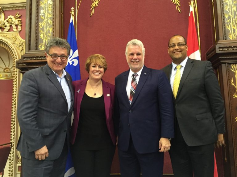 La députation lavalloise sera bien représentée au niveau des adjoints parlementaires avec la nomination de Jean Rousselle, Monique Sauvé et Saul Polo. Le trio pose en compagnie de son chef, Philippe Couillard.