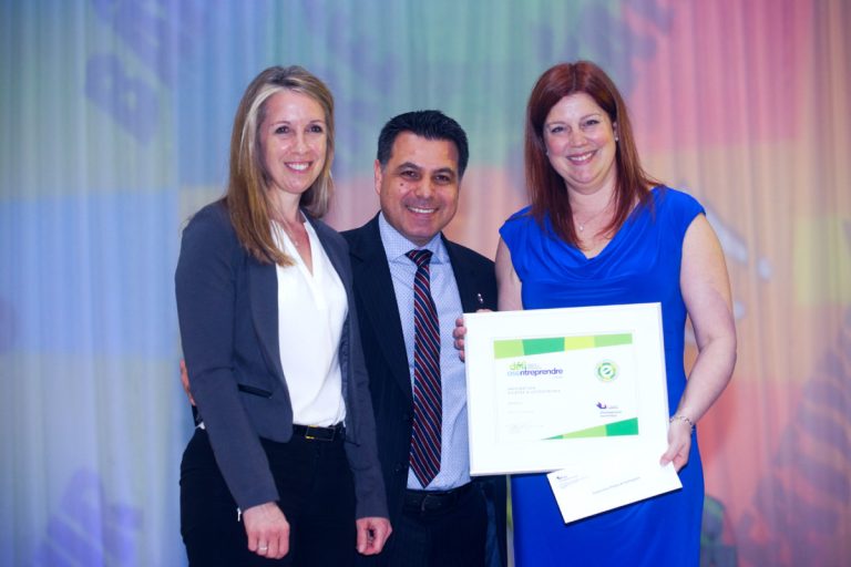 Michelle Laflamme, représentante du ministère de l’Économie, de la Science et de l’Innovation, et David De Cotis remettent le premier prix à Annie Racicot.