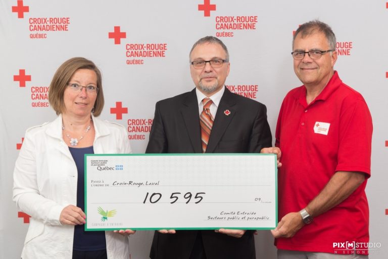 Sylvie Mayeu, bénévole à Laval, Daniel Jean, directeur du Secrétariat Entraide, Secteurs public et parapublic et Denis Gagné, bénévole à Laval, se réjouissent de cette aide financière qui aidera à secourir des citoyens en situation de vulnérabilité.(Photo gracieuseté)