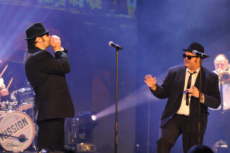 L'équipe de création et production a choisi de monter ce spectacle en utilisant des scènes représentatives qui feront revivre les bons moments des sketchs humoristiques et musicaux des Blues Brothers, avec force décors, projections vidéo et costumes. (Photo: gracieuseté)