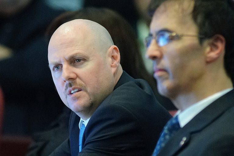 Conseiller dans L'Orée-des-Bois, Alain Lecompte siège désormais comme indépendant. À l'instar de son voisin de banquette, Pierre Athian, qu'on aperçoit en avant-plan, M. Lecompte a rompu ses liens avec le parti du maire Marc Demers.