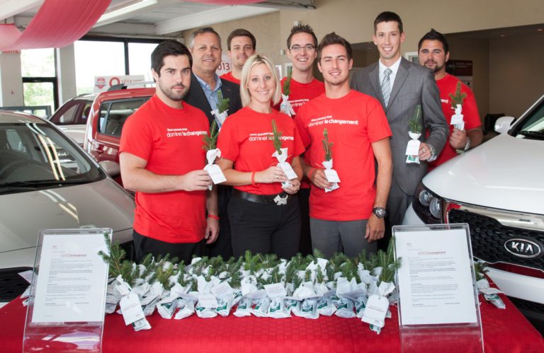 Parmi l’équipe Albi Kia de Laval, on retrouve à gauche Marc-François Rouleau, directeur des ventes au Courrier Laval ainsi que Jocelyn Brière à droite, directeur général d’Albi Kia de Laval.