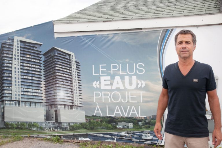 Tours du Commodore: le litige a déjà coûté plus de 700 000 $ Il y a un an, le 8 août 2014, Aldo Coviello Jr, promoteur des Tours du Commodore, déposait une poursuite totalisant près de 65 M$ contre la Ville de Laval.