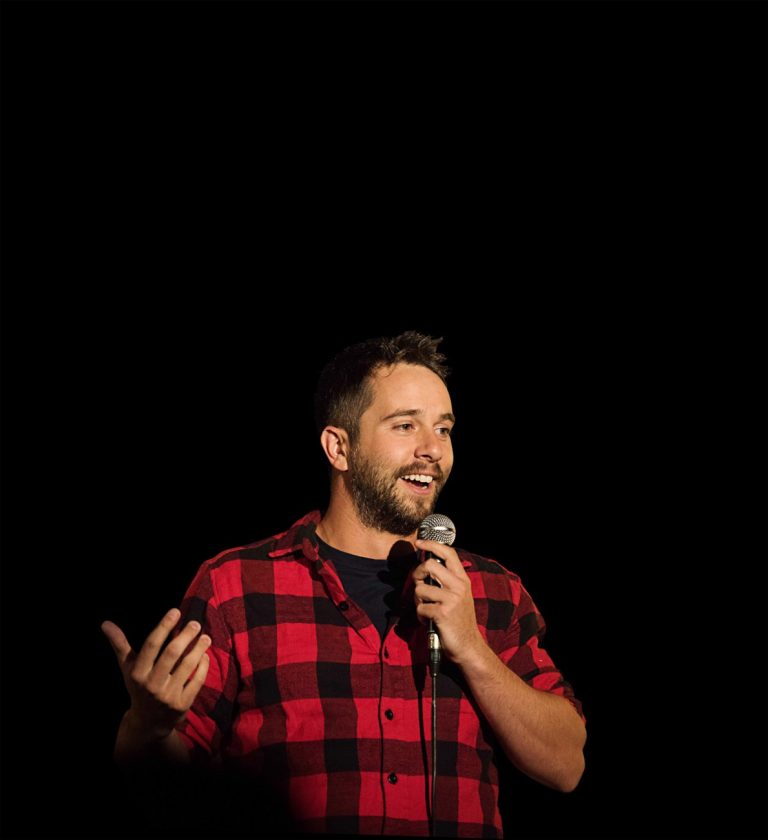 Dans son nouveau spectacle, Alexandre Barrette se questionne, entre autres, sur les choix qu'il a faits et s'il n'y a pas mieux ailleurs.(Photo gracieuseté – Michel Grenier)