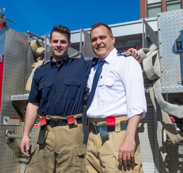 Incendie rue Normont: un sauvetage réussi in extrémis! Le pompier Alexandre Roy et le chef aux opérations Patrick Ferland ont pris part activement au sauvetage des enfants, rue Normont. (Photo TC Media - Vincent Graton)