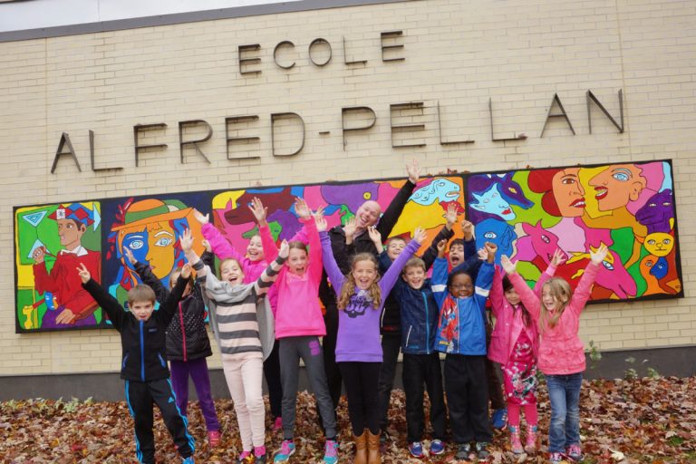 Une murale inspirée de l’œuvre d’Alfred Pellan Charlem Lepeintre et quelques-uns des jeunes artistes s’étant mis à l’œuvre en septembre, afin de réaliser la murale sur le mur extérieur de l’école Alfred-Pellan.