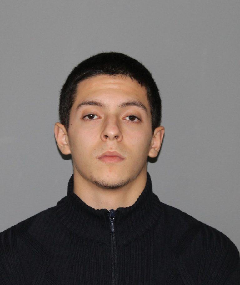 Vols de cellulaires: un suspect appréhendé Alla Edinne Mokrane, 18 ans, fait face à plusieurs chefs d’accusation pour des vols qualifiés.