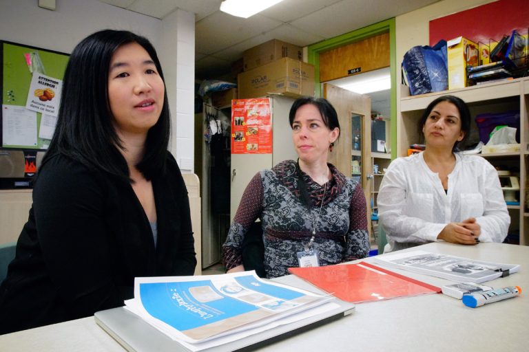 Nancy Lee, nutritionniste, Caroline Gauthier, infirmière, et Georgina Mourad, surveillante à l'école Simon-Vanier, veillent aux allergies alimentaires.
