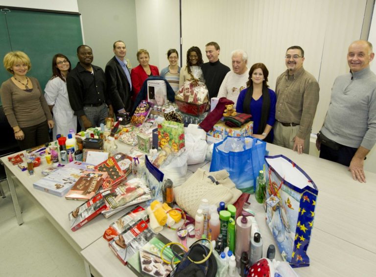 L'Association lavalloise de parents pour le bien-être mental a livré une vingtaine de paniers à l’Hôpital Cité-de-la-Santé de Laval, le 21 décembre. (Photo: Alarie Photos)