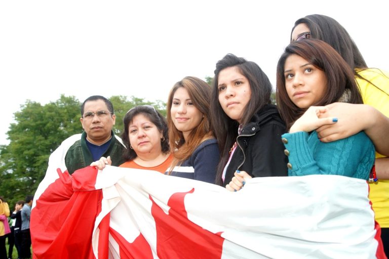 Les parents Rafael Antonio Alvarez Romero et Elsy Elizabeth Rivera de Alvarez et leurs enfants Rebeca, Veronica Raquel et Alejandra à l'été 2013.