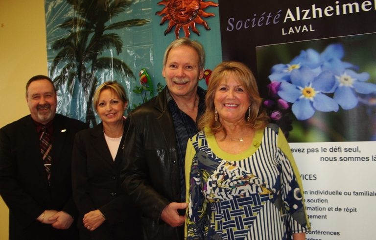 Denis Méthé, président d’honneur de la Marche de la Mémoire, Lise Lalande, directrice générale de la Société Alzheimer Laval, Mario Harvey, représentant de l’Ordre des denturologistes du Québec, et Diane Tremblay, coordonnatrice des événements de la SAL, invitent les gens à participer aux différentes collectes de fonds.