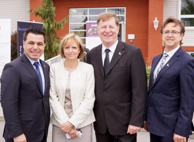La directrice générale de la Société Alzheimer Laval, Lise Lalande, entourée du vice-président du comité exécutif et président d'honneur des festivités du 20e anniversaire de l'organisme, David De Cotis, du maire de Laval, Marc Demers, et du conseiller municipal de Saint-Vincent-de-Paul, Paolo Galati.