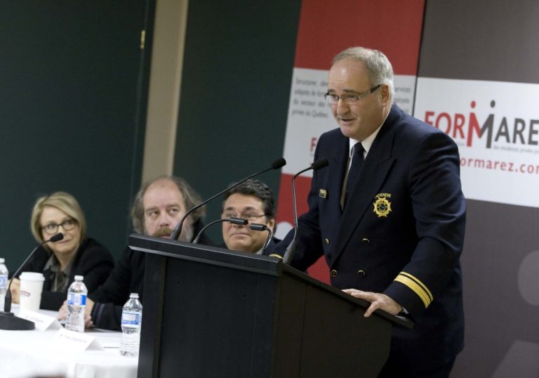 Comment réagir en cas d’incendie André St-Hilaire, chef de division au Département d’incendie de Laval, s’est entouré de Chantal Bibeau, Caroline Bisson et Nathalie Giguère pour assurer le contenu du DVD Dans le feu de l’action.