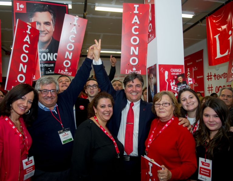 Le nouveau député d'Alfred-Pellan, Angelo Iacono, savourant sa victoire entouré de quelques militants, dont le président de l'Association libérale du comté, Sylvio De Cicco          .