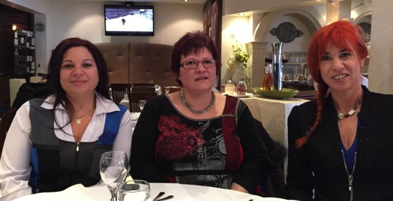 Des travailleurs techniques et professionnels plus que jamais en colère Josée Blanchard, agente d'intervention en service social et présidente locale APTS au CSSS de Laval, Lyne Lemelin, responsable politique de l'APTS pour la région de Laval, et Lyne Bellemare, travailleuse sociale, ont rencontré les médias tout juste après leur passage au bureau de la ministre de la Famille, responsable des aînés et de la région de Laval, Francine Charbonneau.