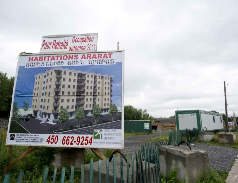 Un immeuble d’habitation sociale et communautaire s’élèvera sur ce terrain avoisinant l’église arménienne, bordant le boulevard du Souvenir, à l’ouest de Curé-Labelle, dans le quartier Chomedey. Haut de sept étages, cet établissement offrira 74 appartements à des personnes de 60 ans et plus, autonomes et à faible revenu. (Photo: Alarie Photos/Archives)