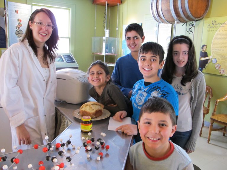 Au Musée Armand-Frappier, les devoirs et les leçons seront mis de côté pour apprendre les différentes étapes de la fabrication du pain.