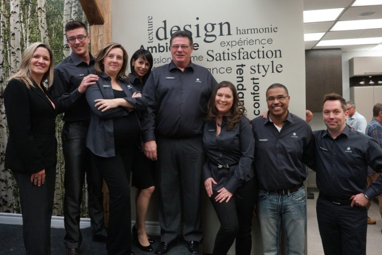 L'équipe d'Armodec pose fièrement en compagnie de son président, Marc Larchevêque, (extrême droite) et de notre conseillère Mélanie Rioux (extrême gauche).
